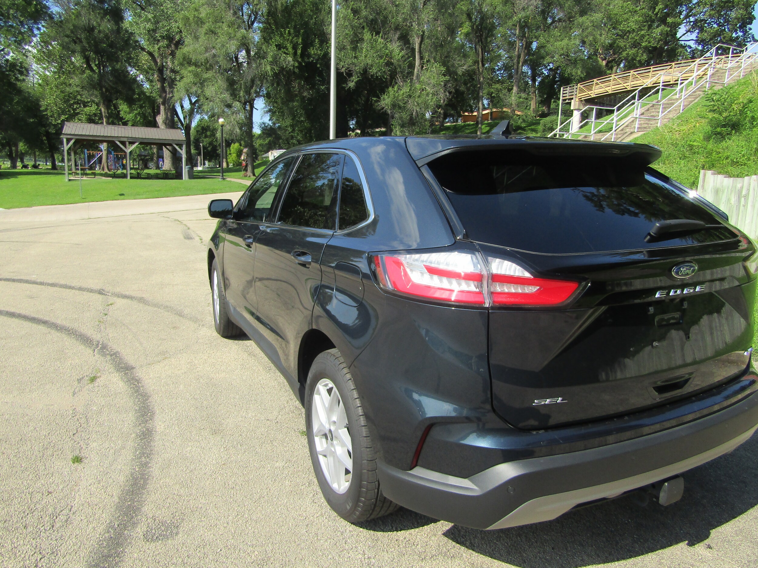 2023 Ford Edge SEL photo 2