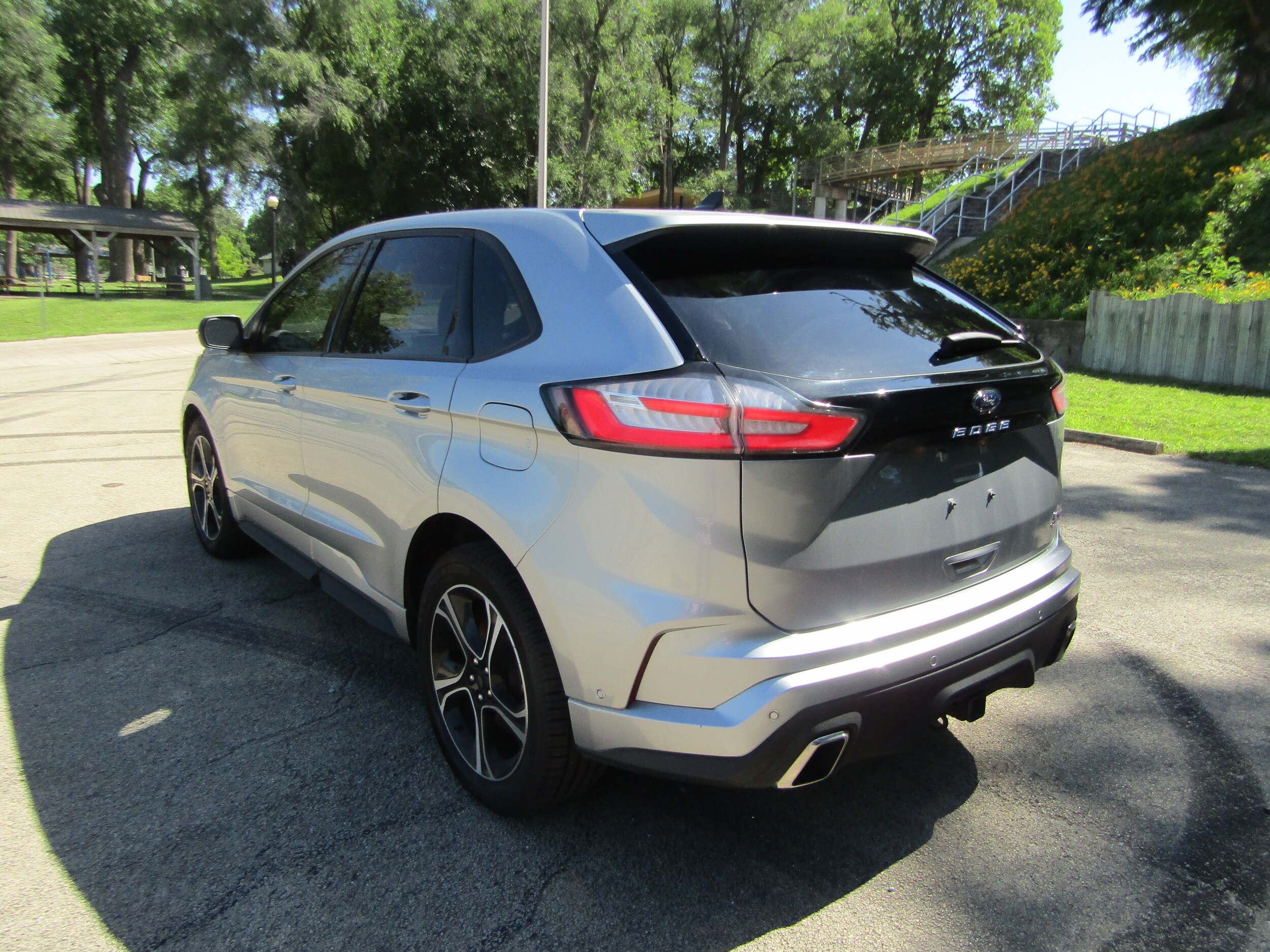 2022 Ford Edge ST photo 2