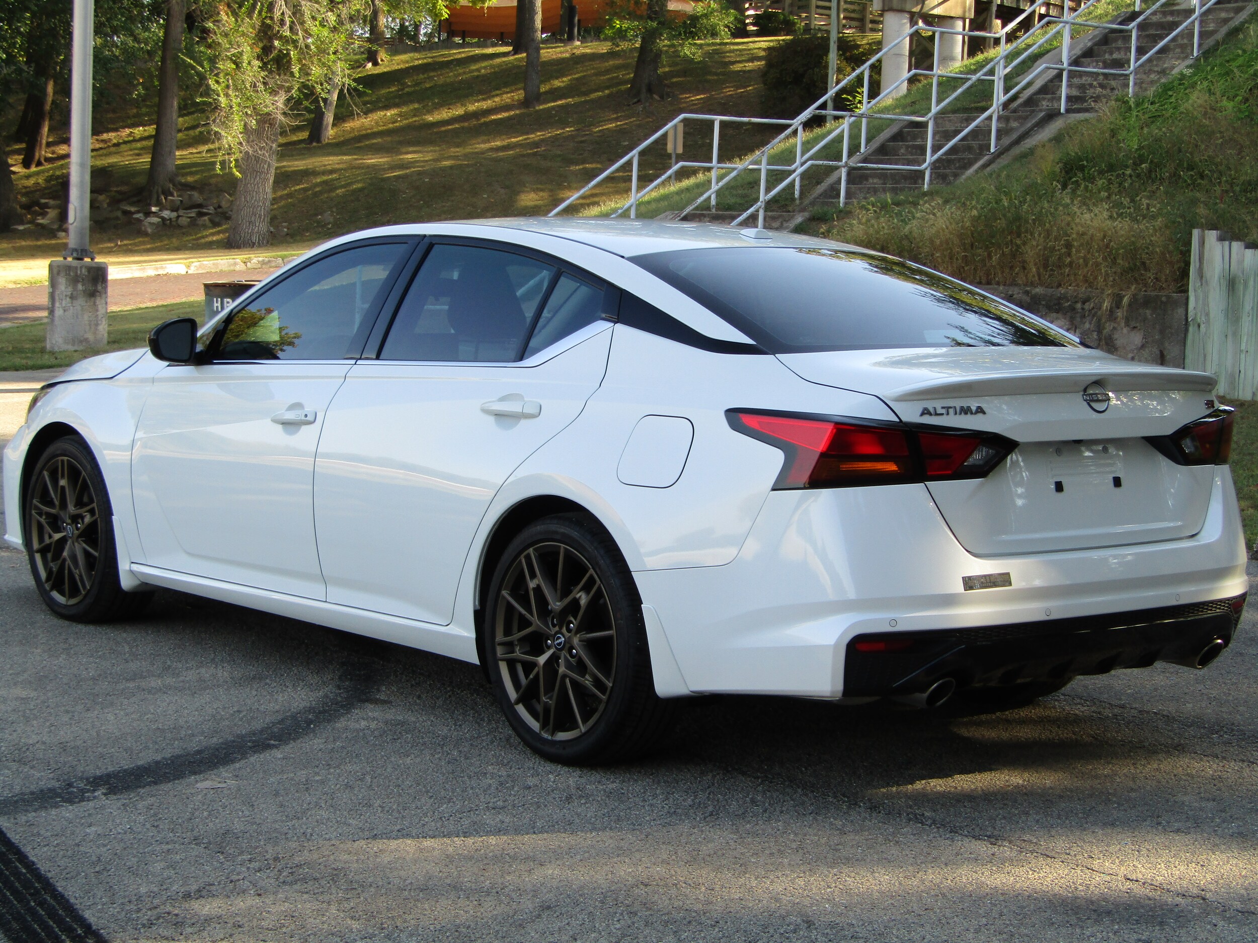 2025 Nissan Altima SR photo 2