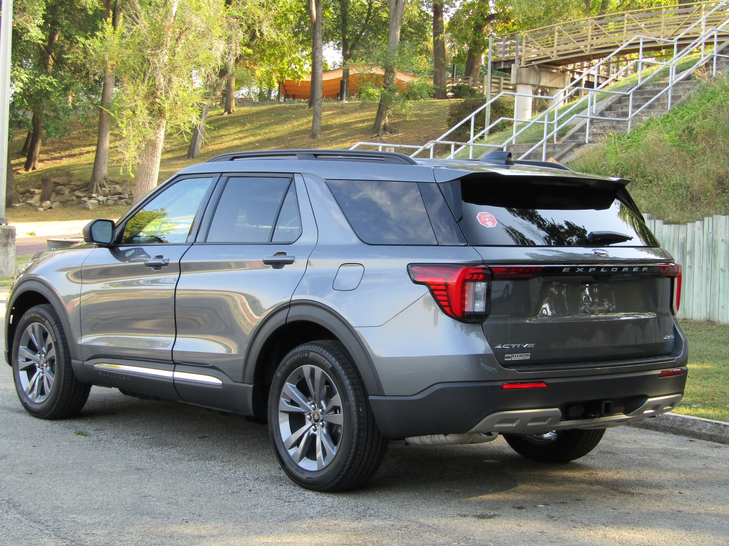 2025 Ford Explorer photo 2