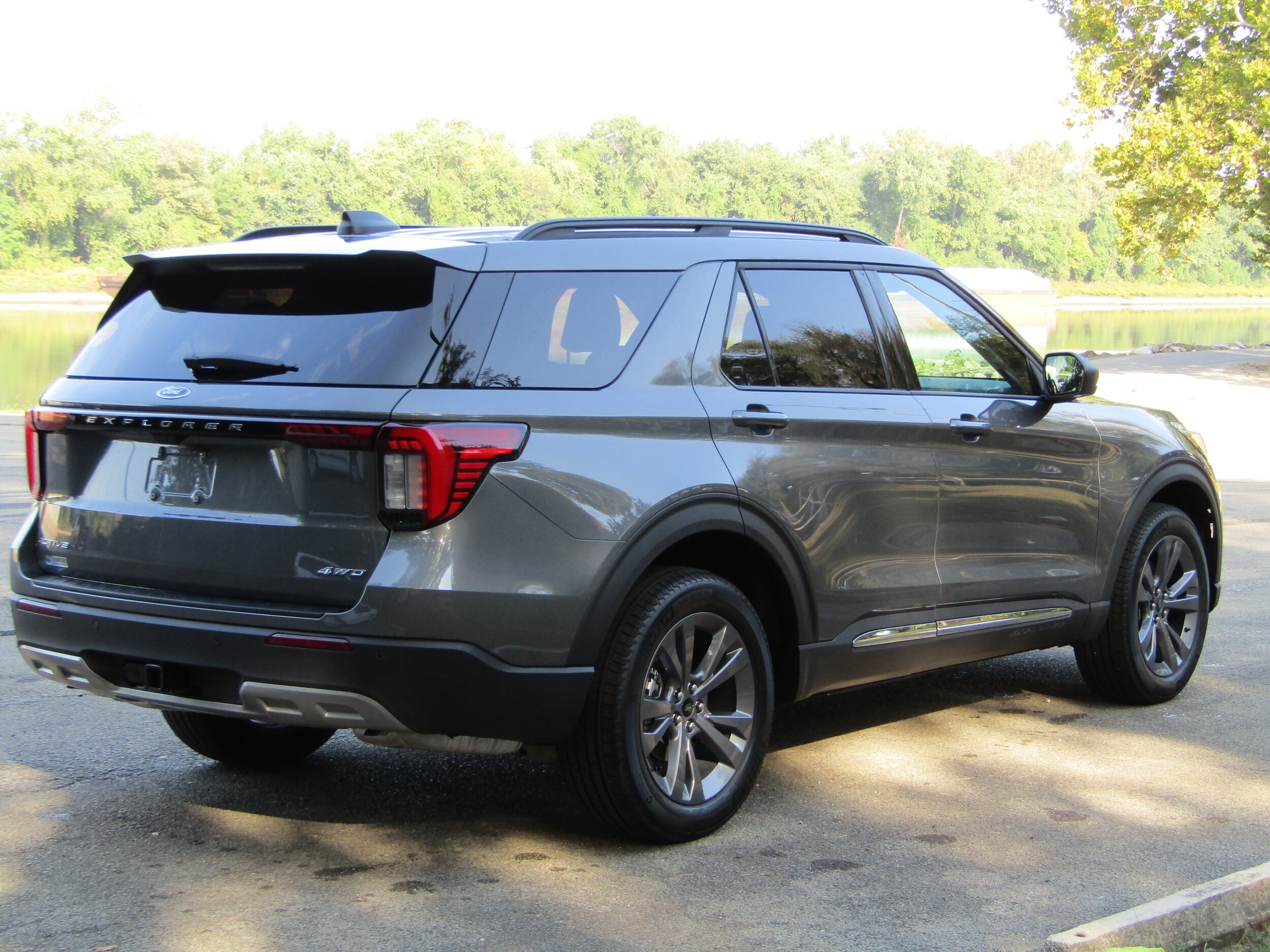 2025 Ford Explorer photo 4