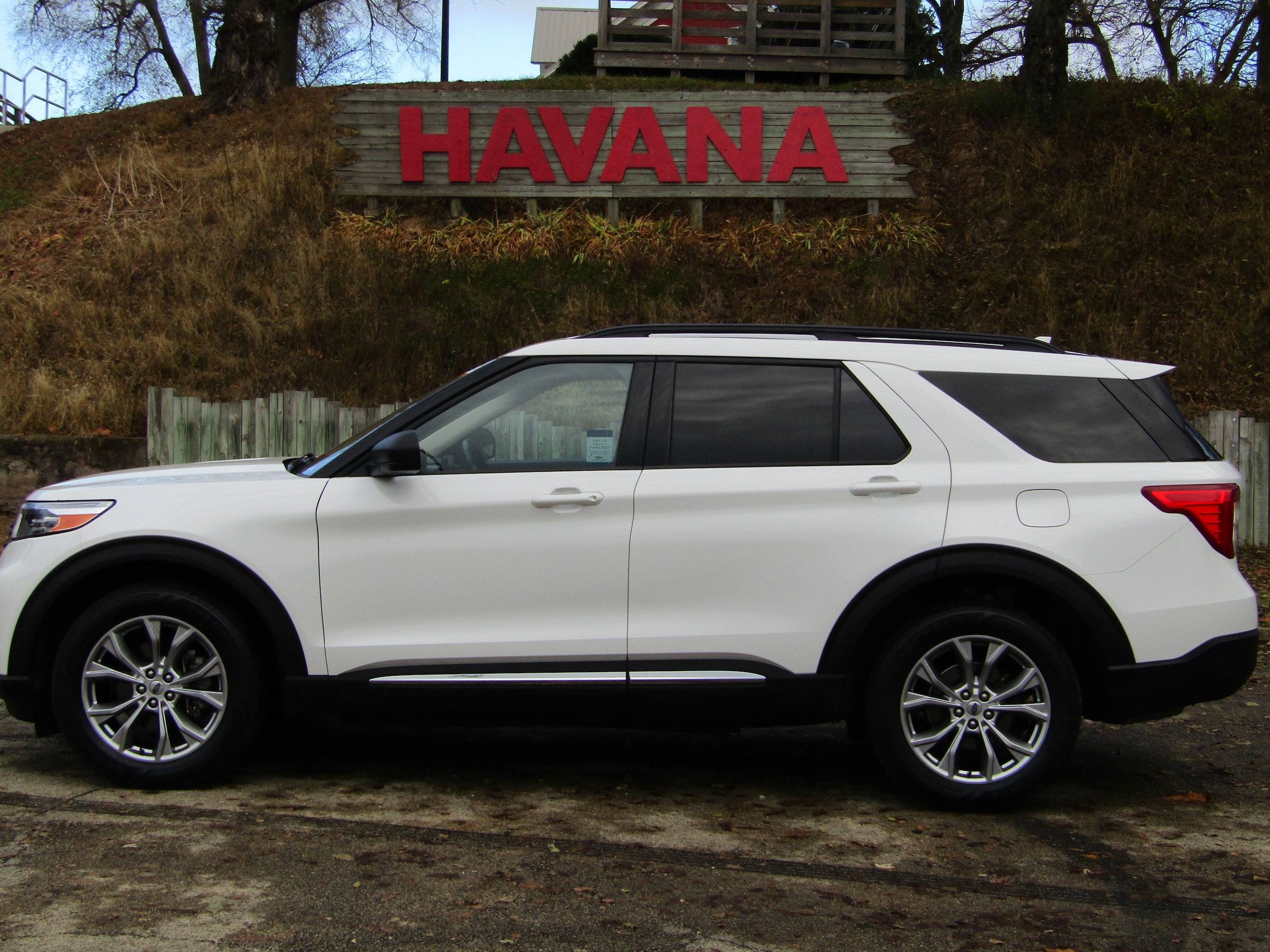 2023 Ford Explorer XLT's photo