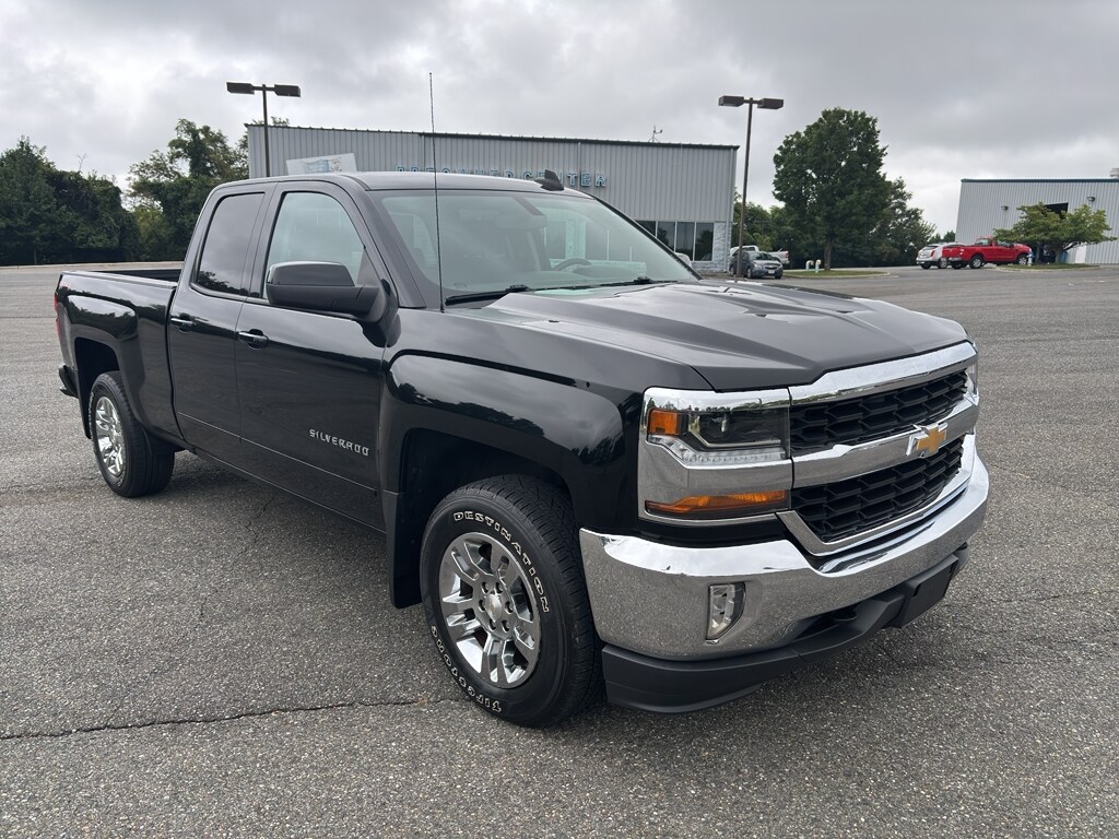 2018 Chevrolet Silverado 1500 LT photo 3