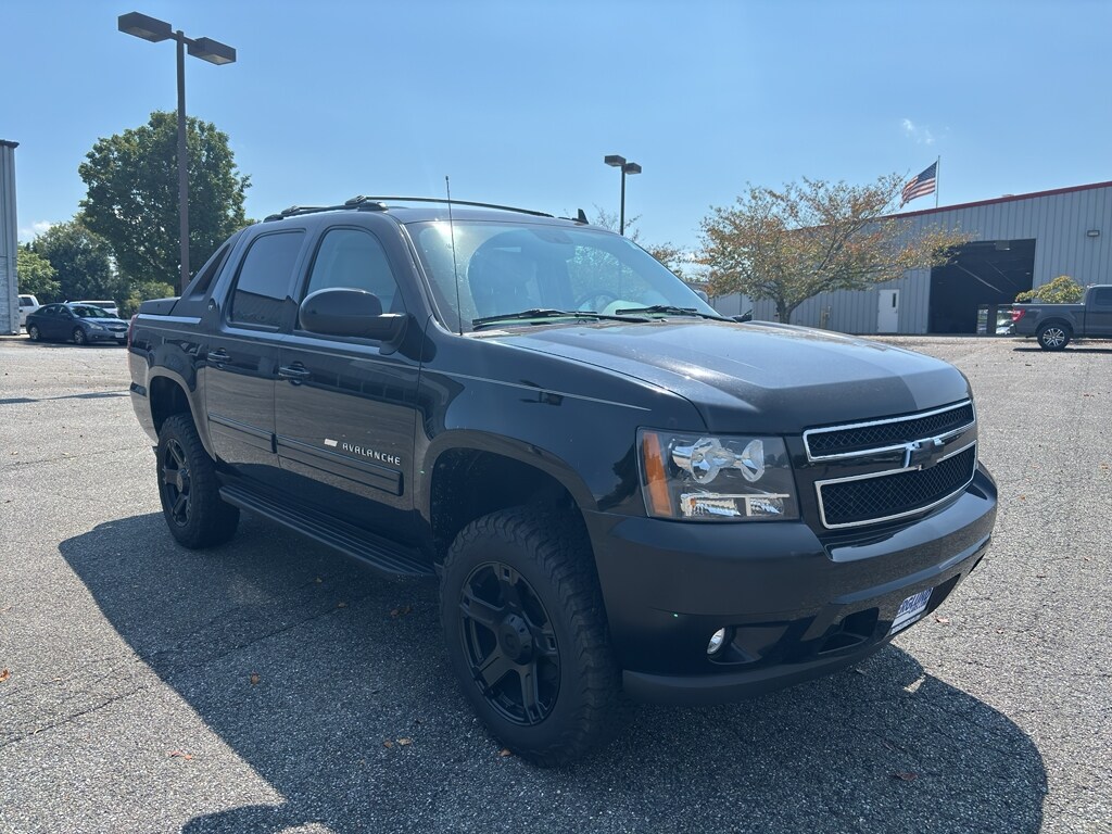2012 Chevrolet Avalanche LT photo 3