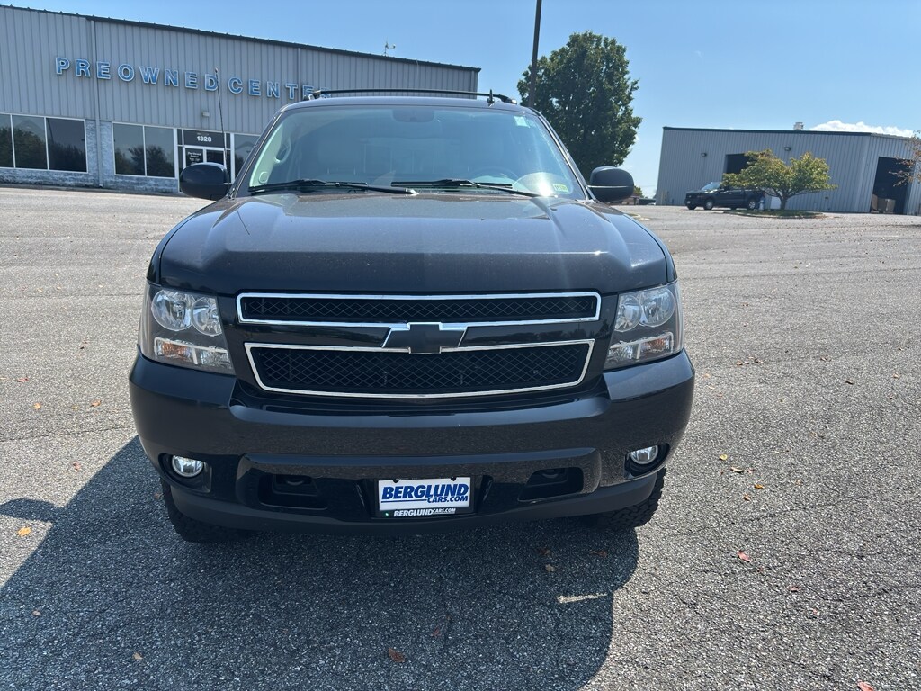 2012 Chevrolet Avalanche LT photo 2