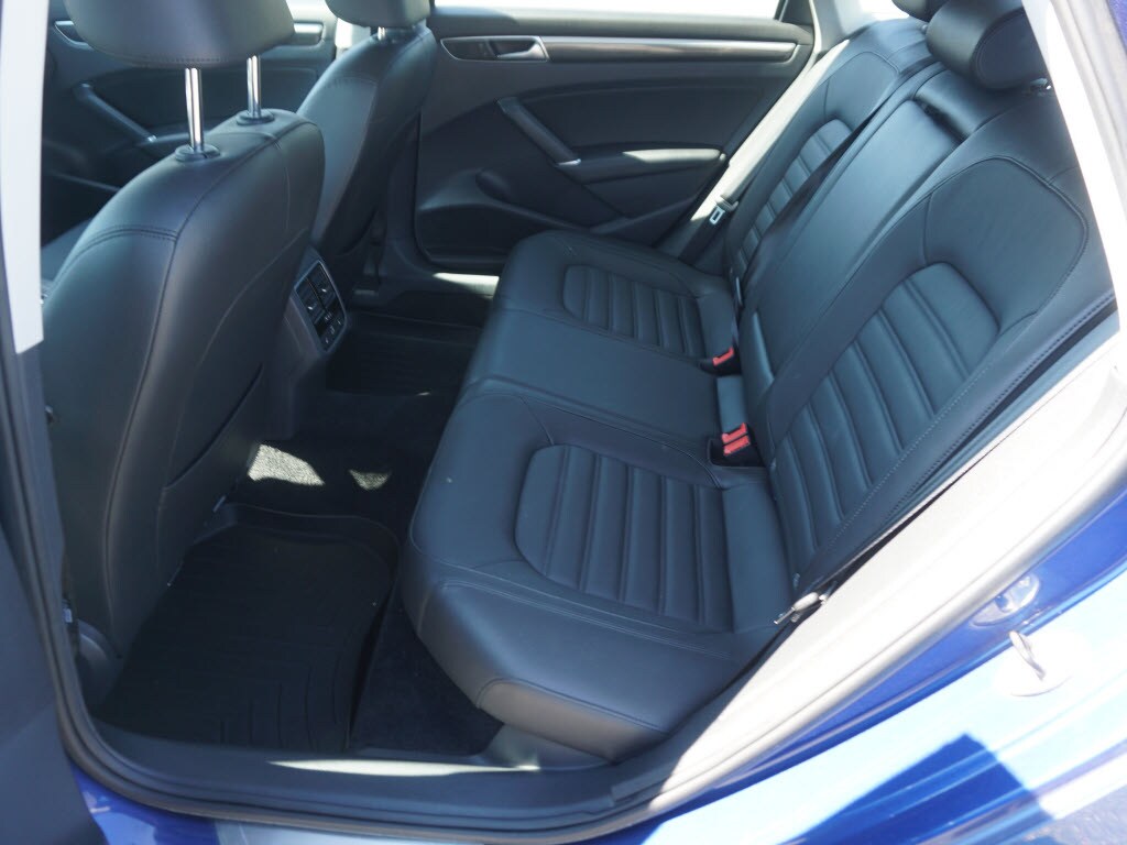 2017 Volkswagen Passat SEL Premium photo 3
