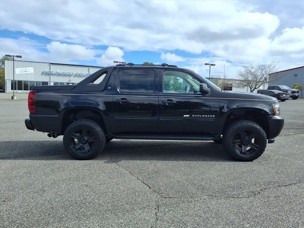 2012 Chevrolet Avalanche LT photo 2