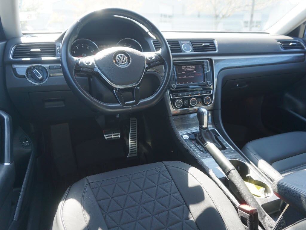 2017 Volkswagen Passat SEL Premium photo 4