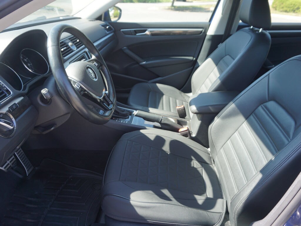2017 Volkswagen Passat SEL Premium photo 2