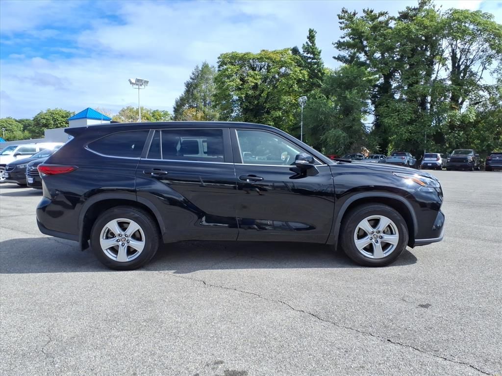 2023 Toyota Highlander LE photo 3