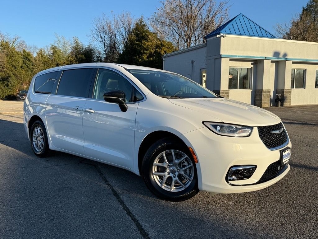 Used 2024 Chrysler Pacifica Touring L Wagon