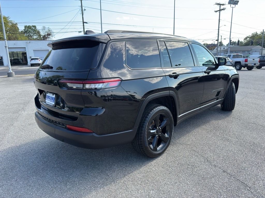 2022 Jeep Grand Cherokee Laredo Altitude photo 3