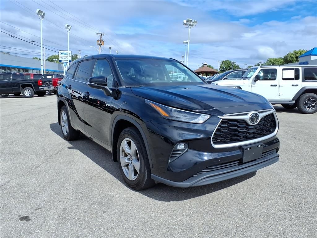 2023 Toyota Highlander LE photo 2