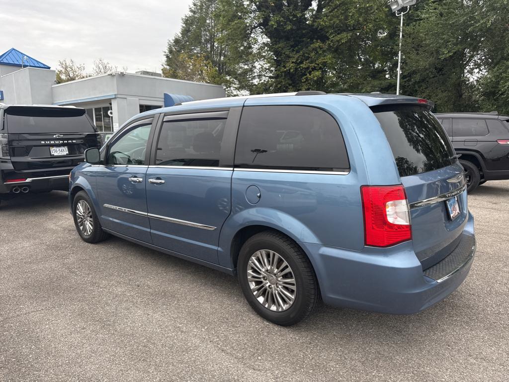 2011 Chrysler Town & Country Limited photo 3