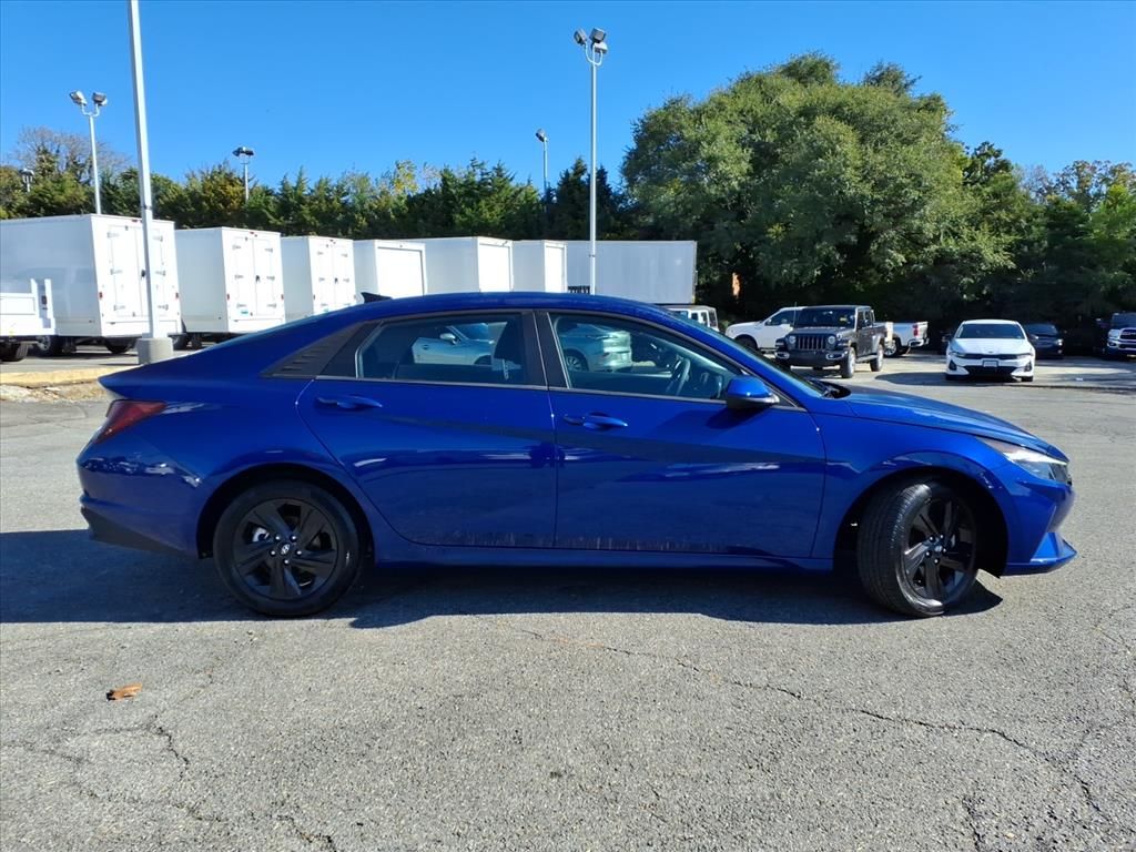 2023 Hyundai Elantra SEL photo 3
