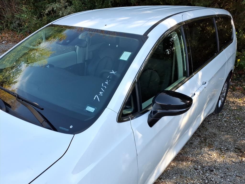 2024 Chrysler Pacifica Touring L photo 4