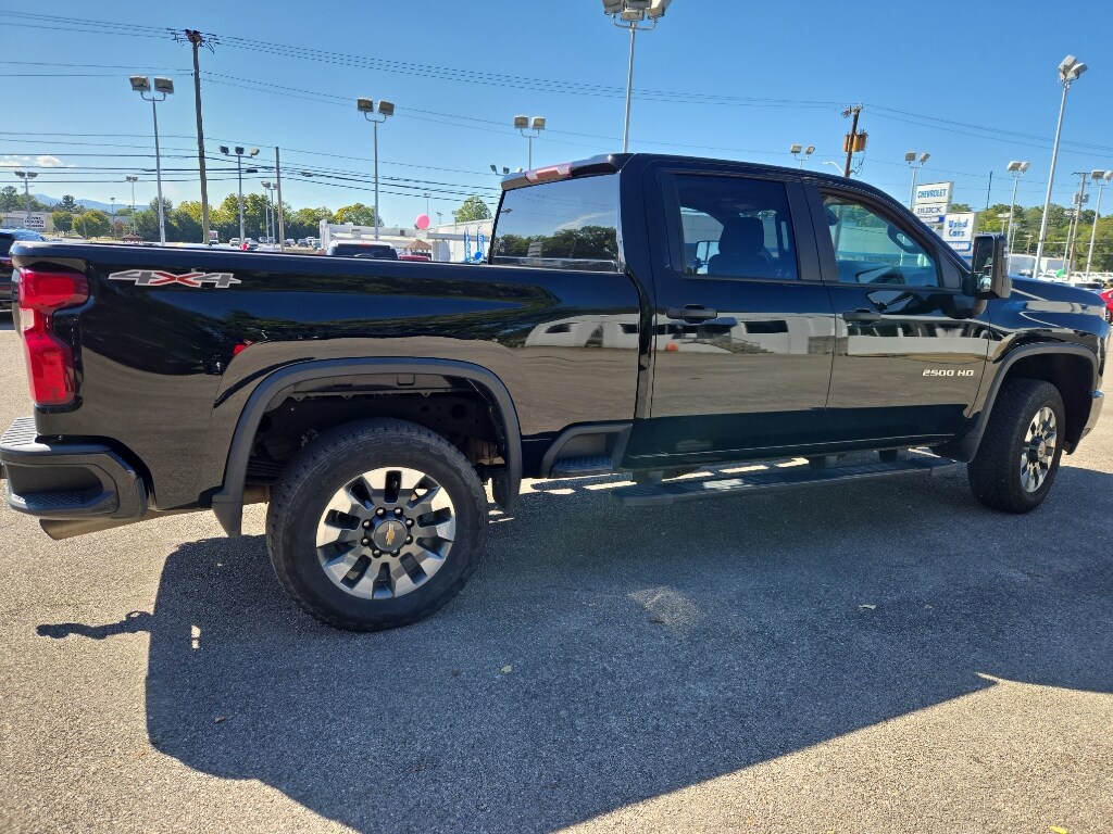 2022 Chevrolet Silverado 2500HD Custom photo 3