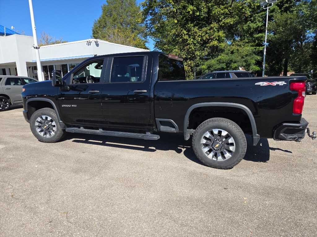 2022 Chevrolet Silverado 2500HD Custom photo 2