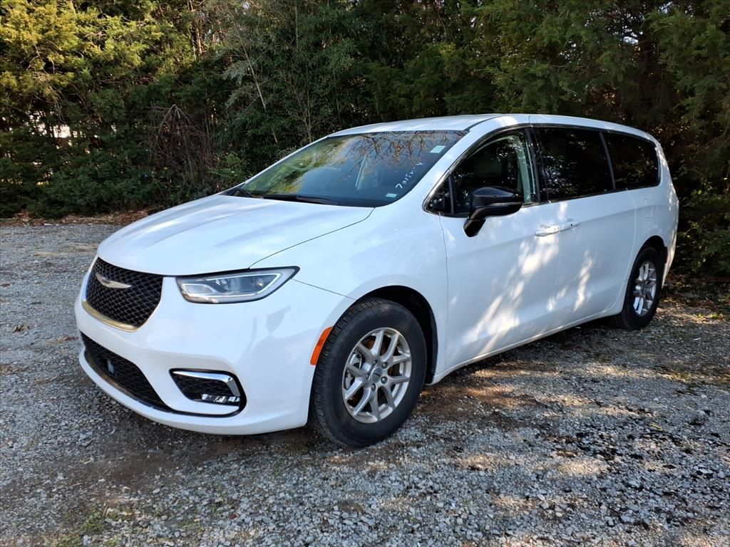 2024 Chrysler Pacifica Touring L photo 3