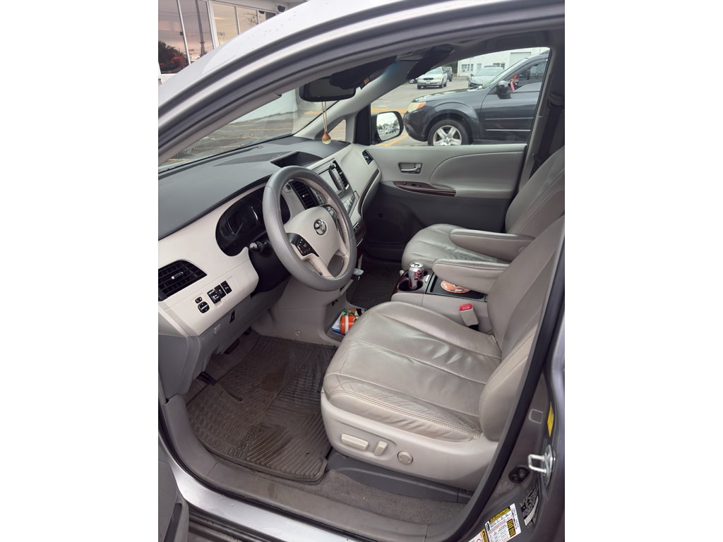 2011 Toyota Sienna XLE V6 7-Passenger Access Seat's photo