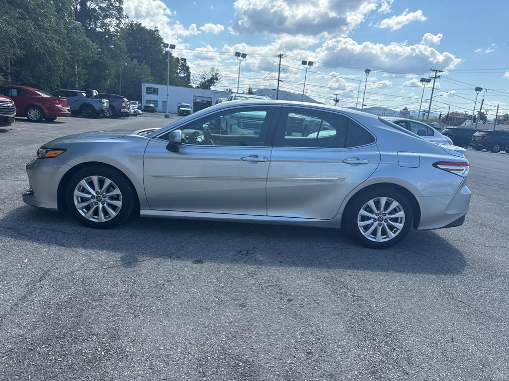 2018 Toyota Camry LE photo 3