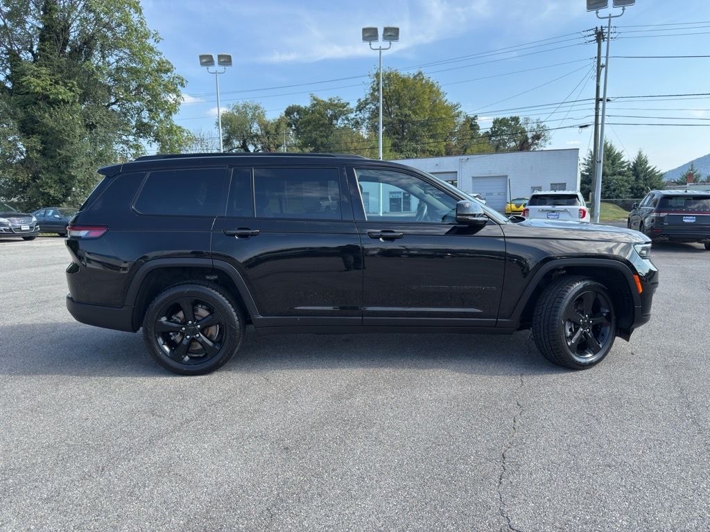 2022 Jeep Grand Cherokee Laredo Altitude photo 2