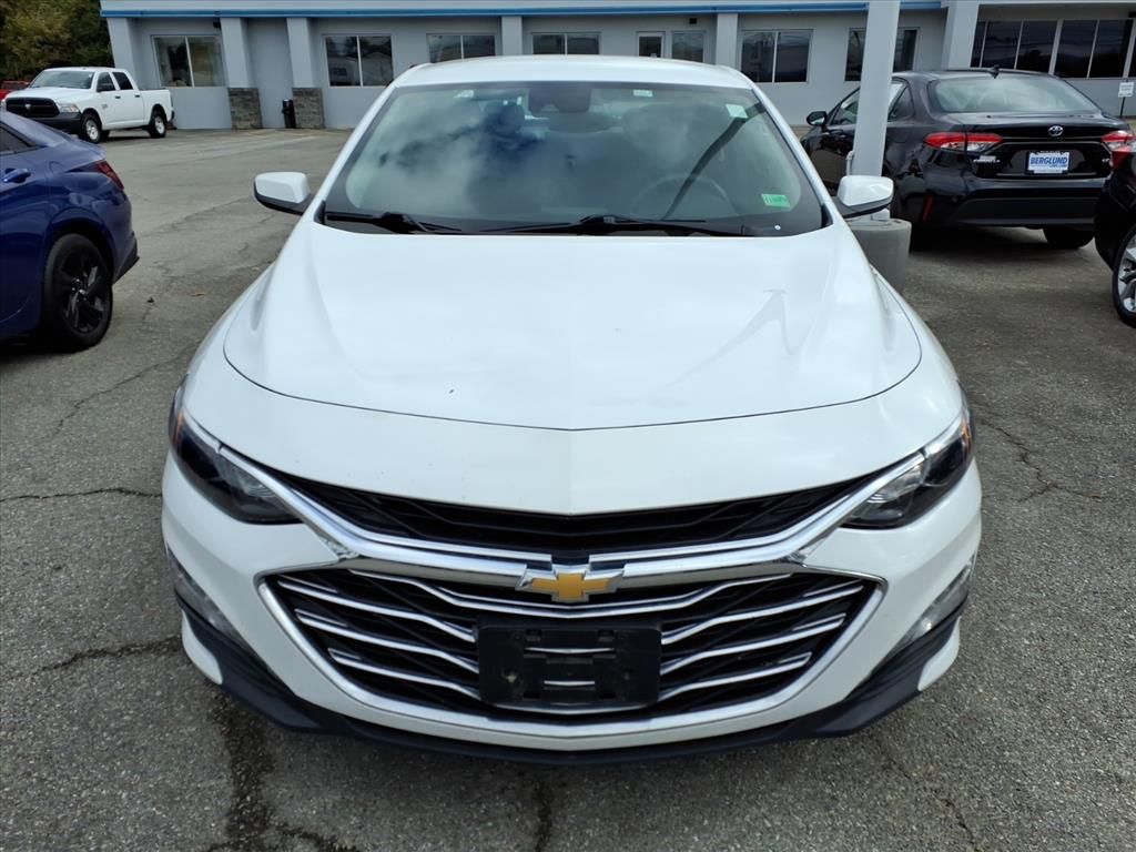 2024 Chevrolet Malibu 1LT photo 2