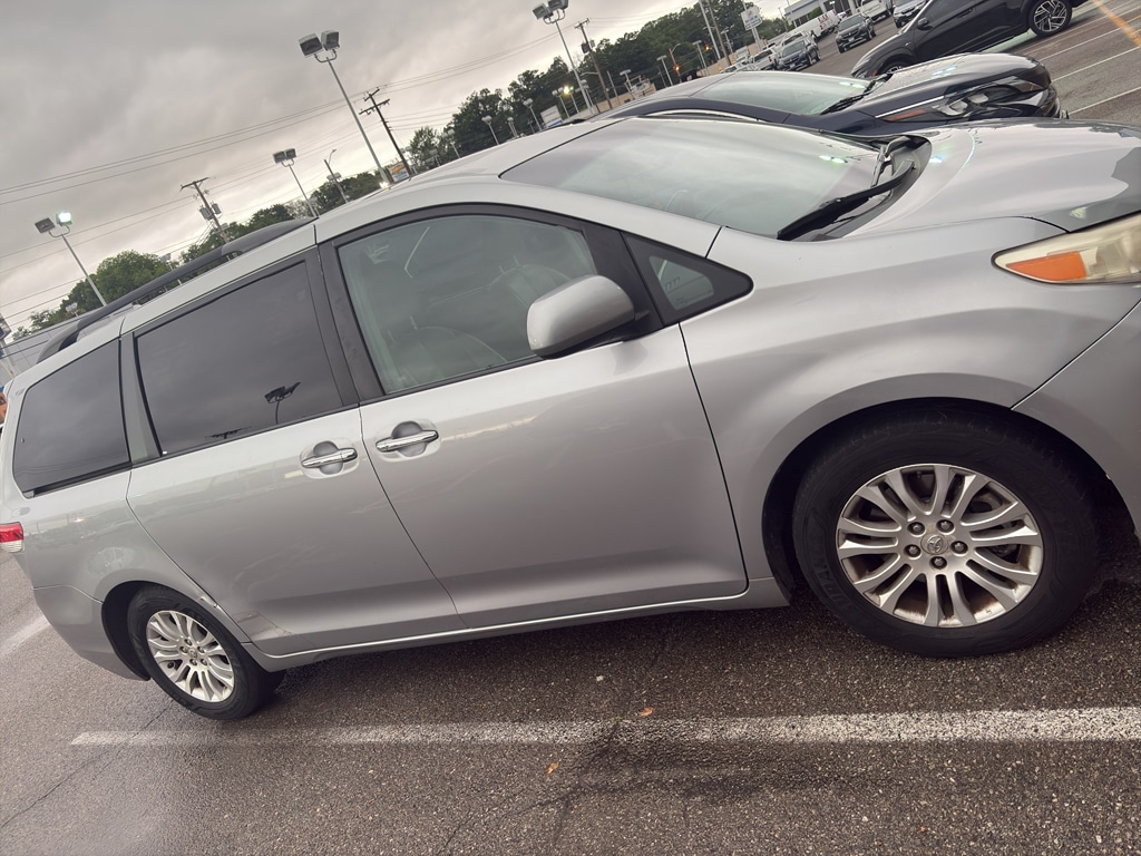 2011 Toyota Sienna XLE V6 7-Passenger Access Seat's photo
