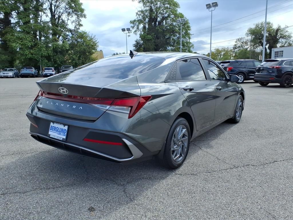 2024 Hyundai Elantra SEL photo 3