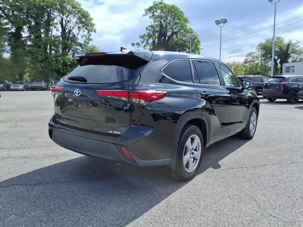 2023 Toyota Highlander LE photo 4
