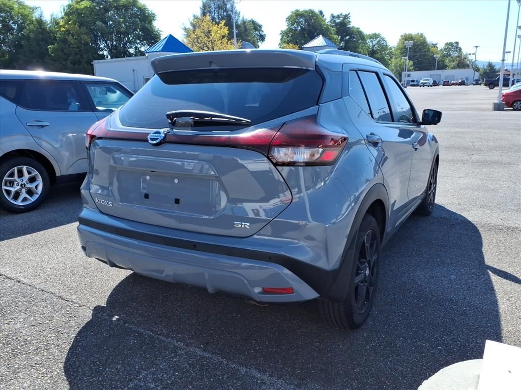 2021 Nissan Kicks SR photo 3