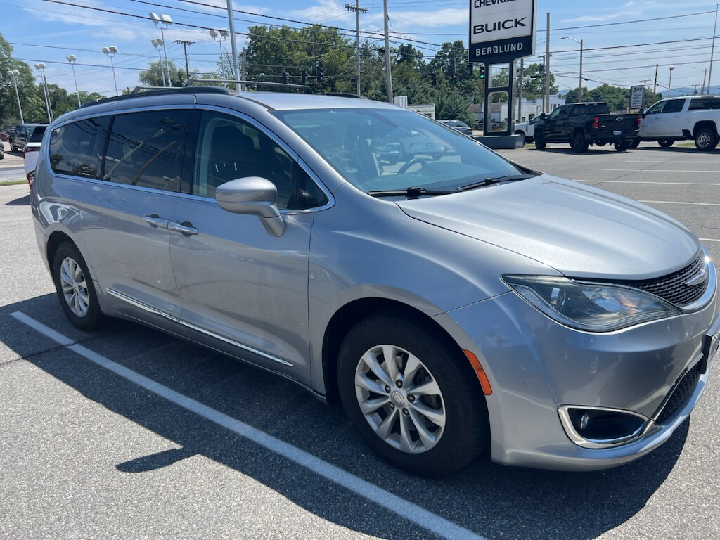 Used 2017 Chrysler Pacifica Touring-L Passenger Van