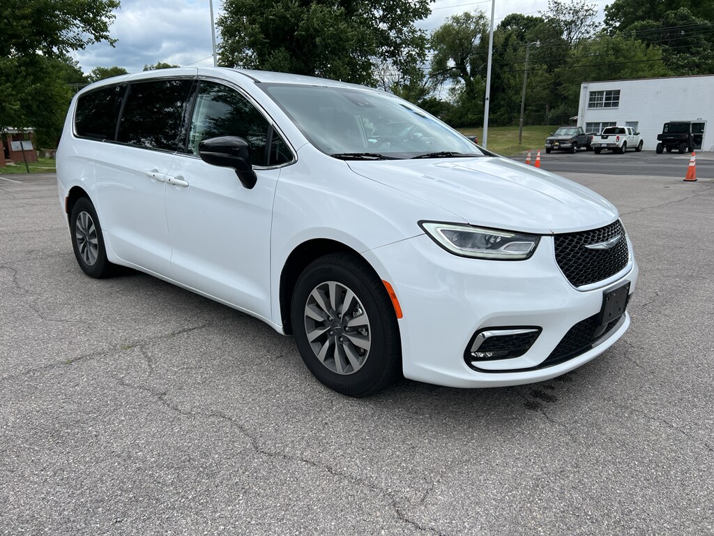 Used 2024 Chrysler Pacifica Hybrid Select Wagon