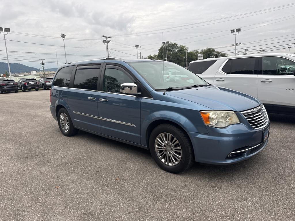 2011 Chrysler Town & Country Limited photo 2