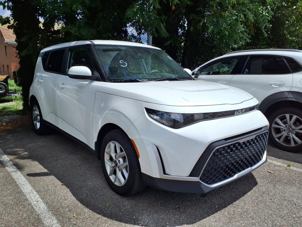 2024 Kia Soul LX photo 2