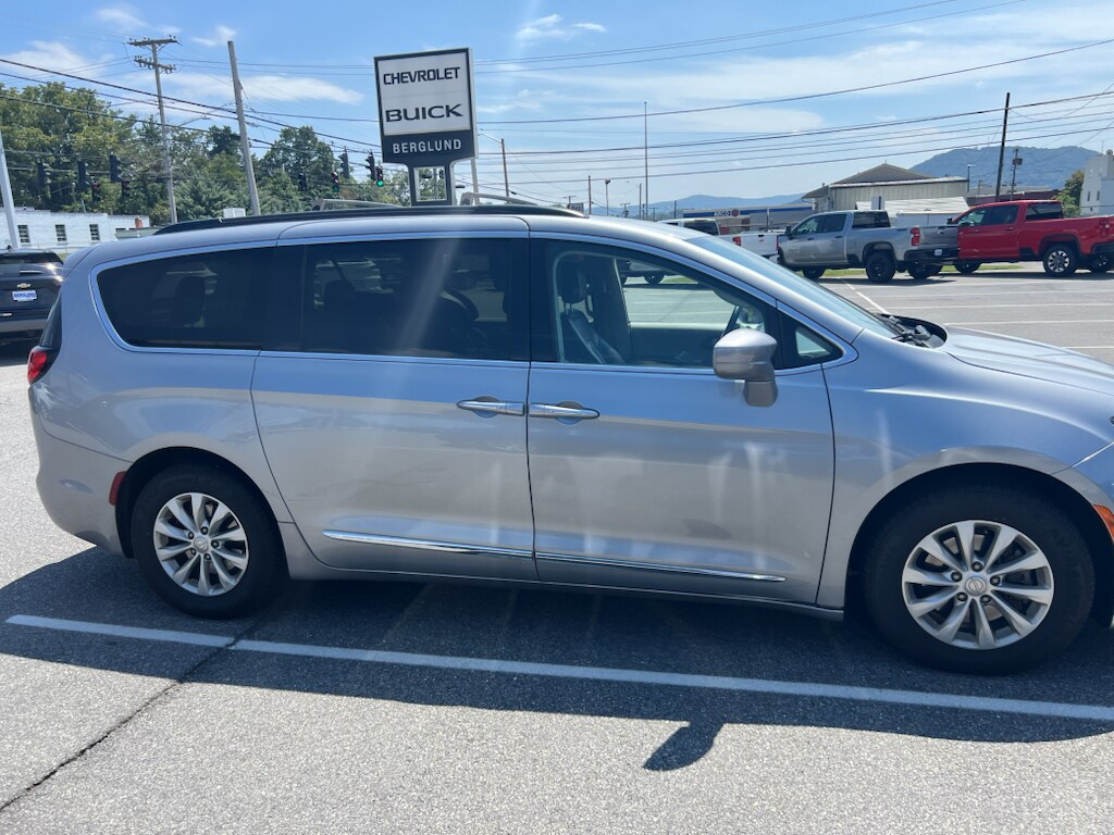 Used 2017 Chrysler Pacifica Touring-L Passenger Van