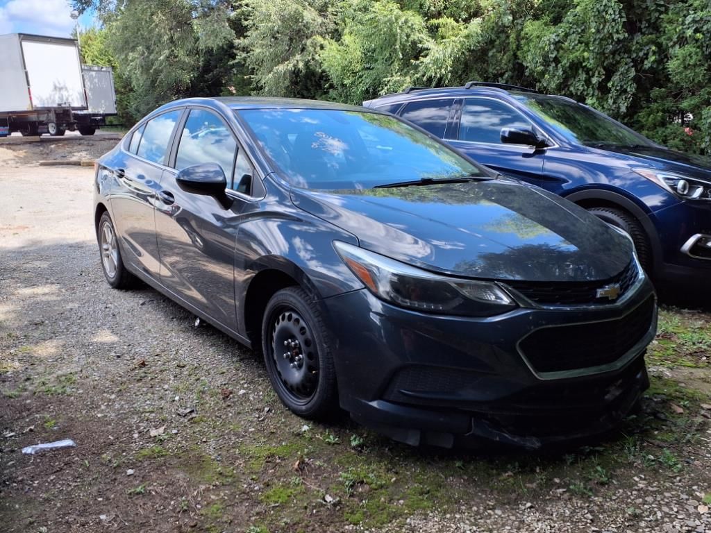 2018 Chevrolet Cruze LT photo 2