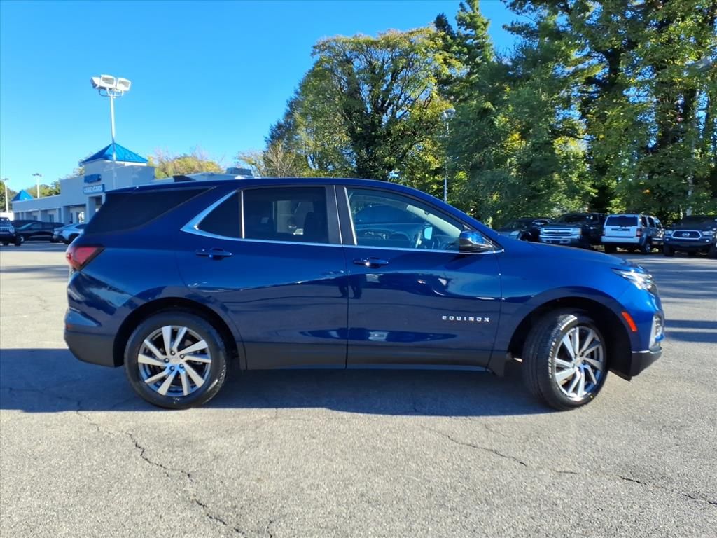 2022 Chevrolet Equinox LT photo 2