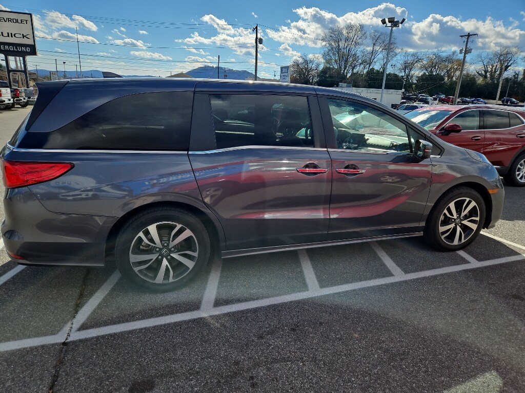 2022 Honda Odyssey Touring photo 2