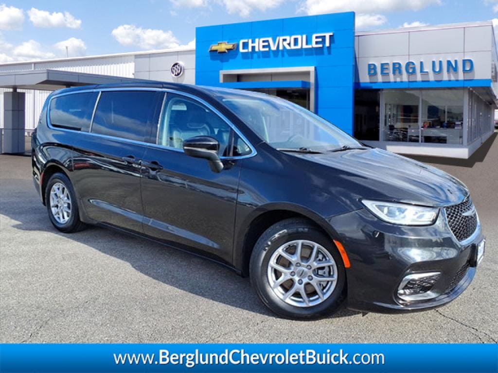 Used 2023 Chrysler Pacifica Touring L Wagon