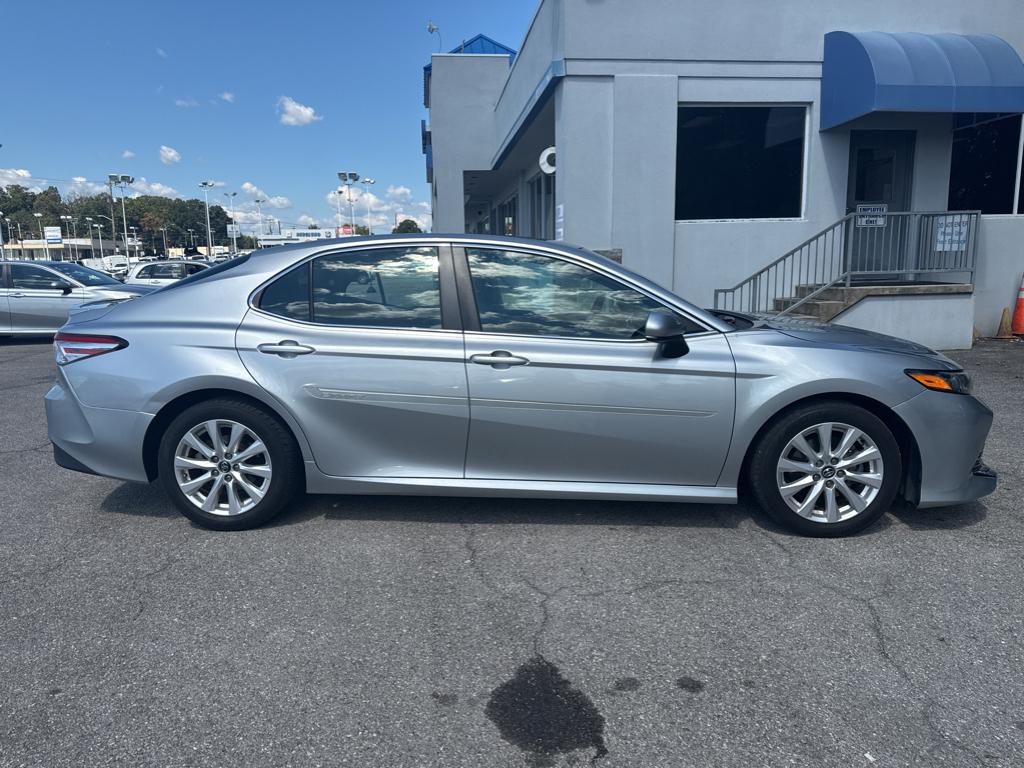 2018 Toyota Camry LE photo 2