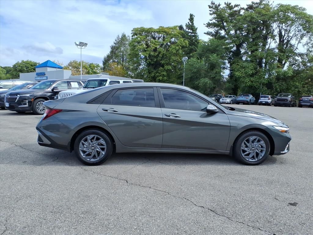 2024 Hyundai Elantra SEL photo 2