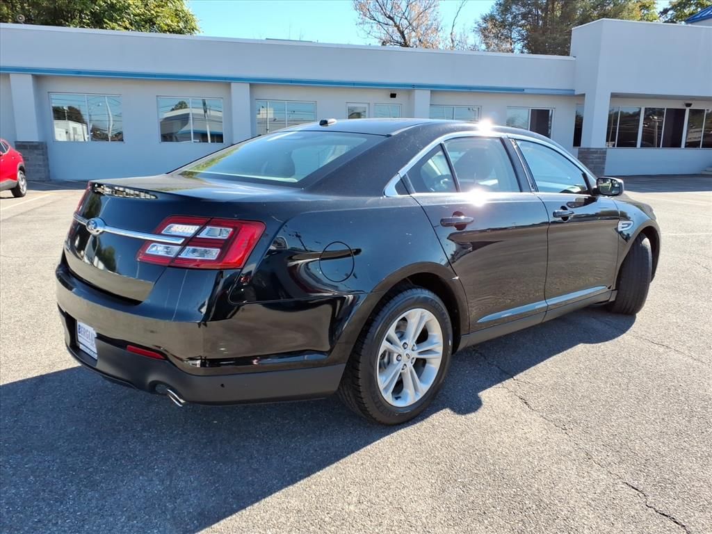 2017 Ford Taurus SE photo 2