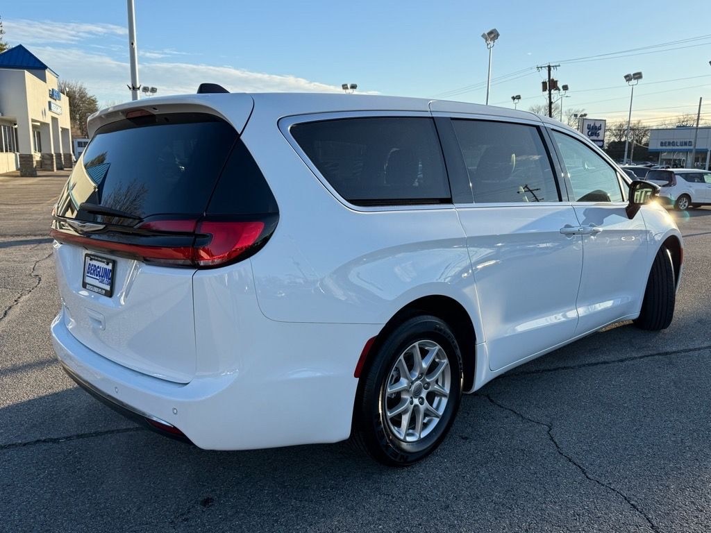 Used 2024 Chrysler Pacifica Touring L Wagon