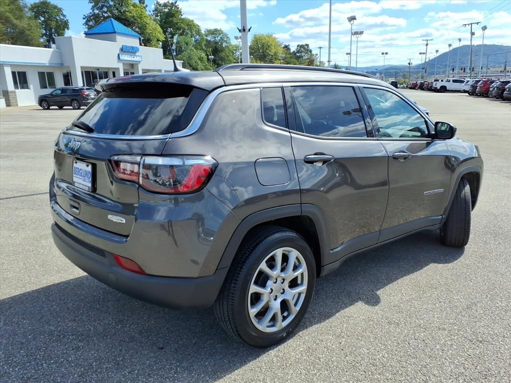 2022 Jeep Compass Latitude photo 2