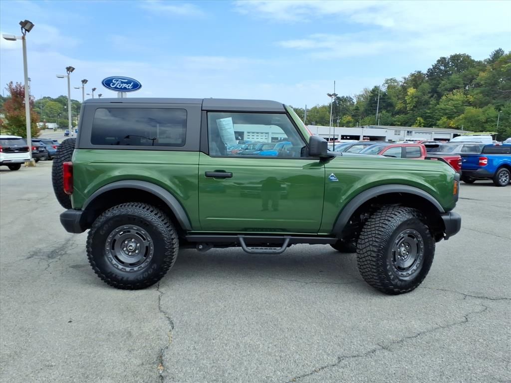 2024 Ford Bronco Black Diamond photo 2