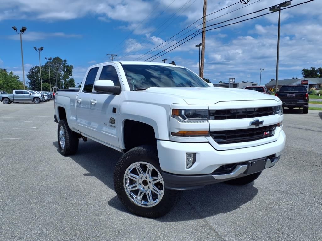 2017 Chevrolet Silverado 1500 LT photo 2