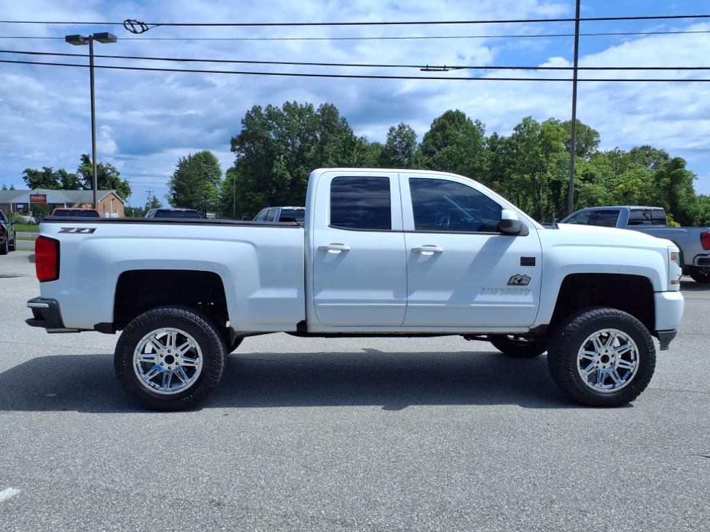 2017 Chevrolet Silverado 1500 LT photo 3