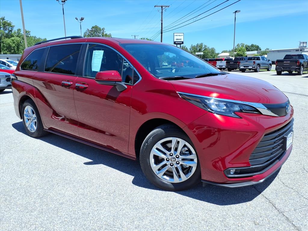 2025 Toyota Sienna XLE 7-Passenger Hybrid AWD's photo