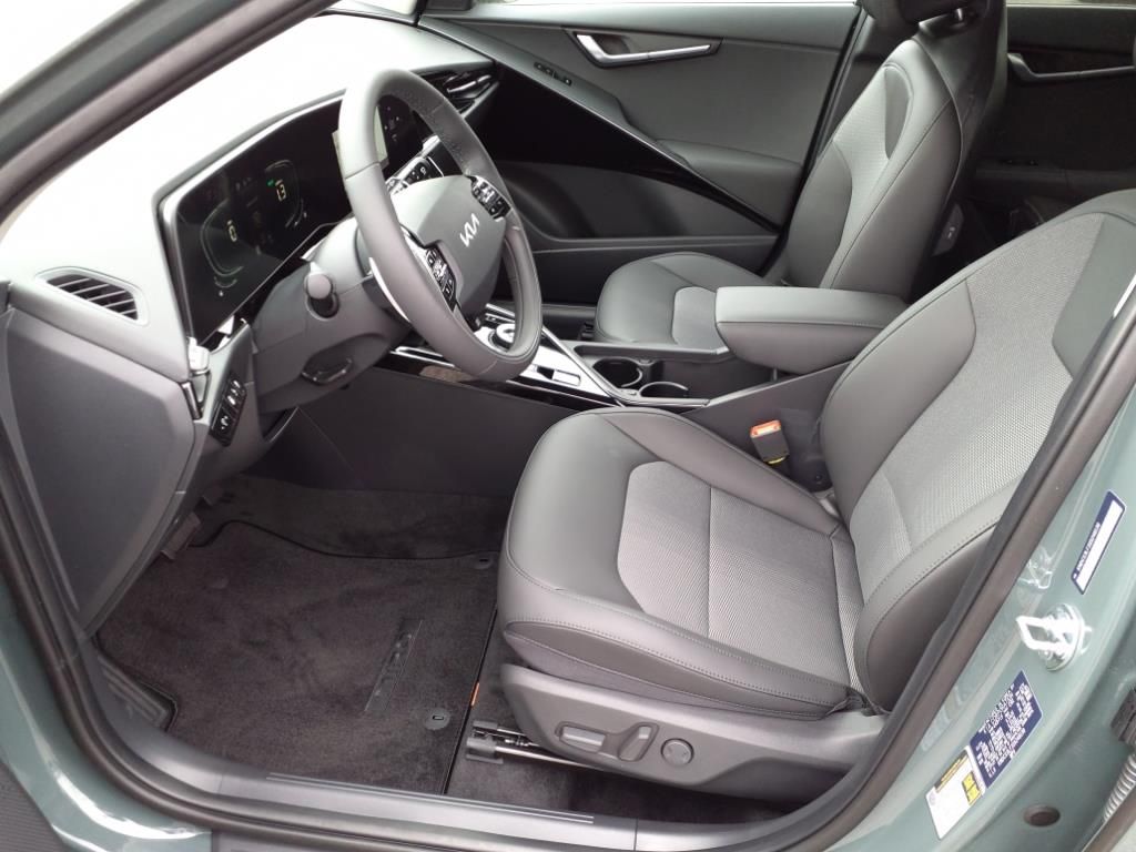 2025 Kia Niro EX - Photo 10